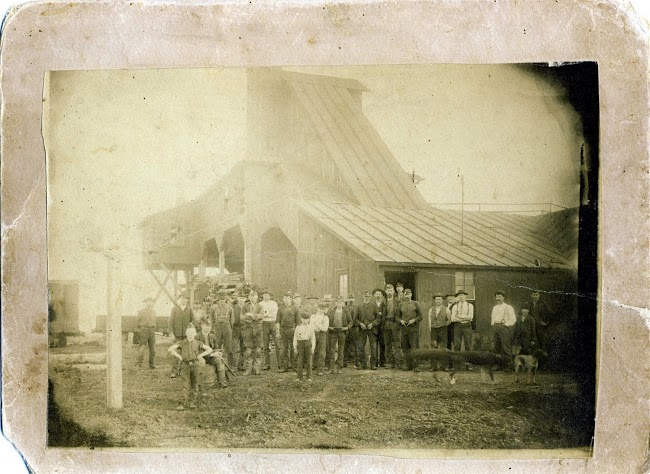 Unknown location, possibly one of the coal mines near Exline. (from Boileau Family Collection).  (Submitter:  Steve Larson)